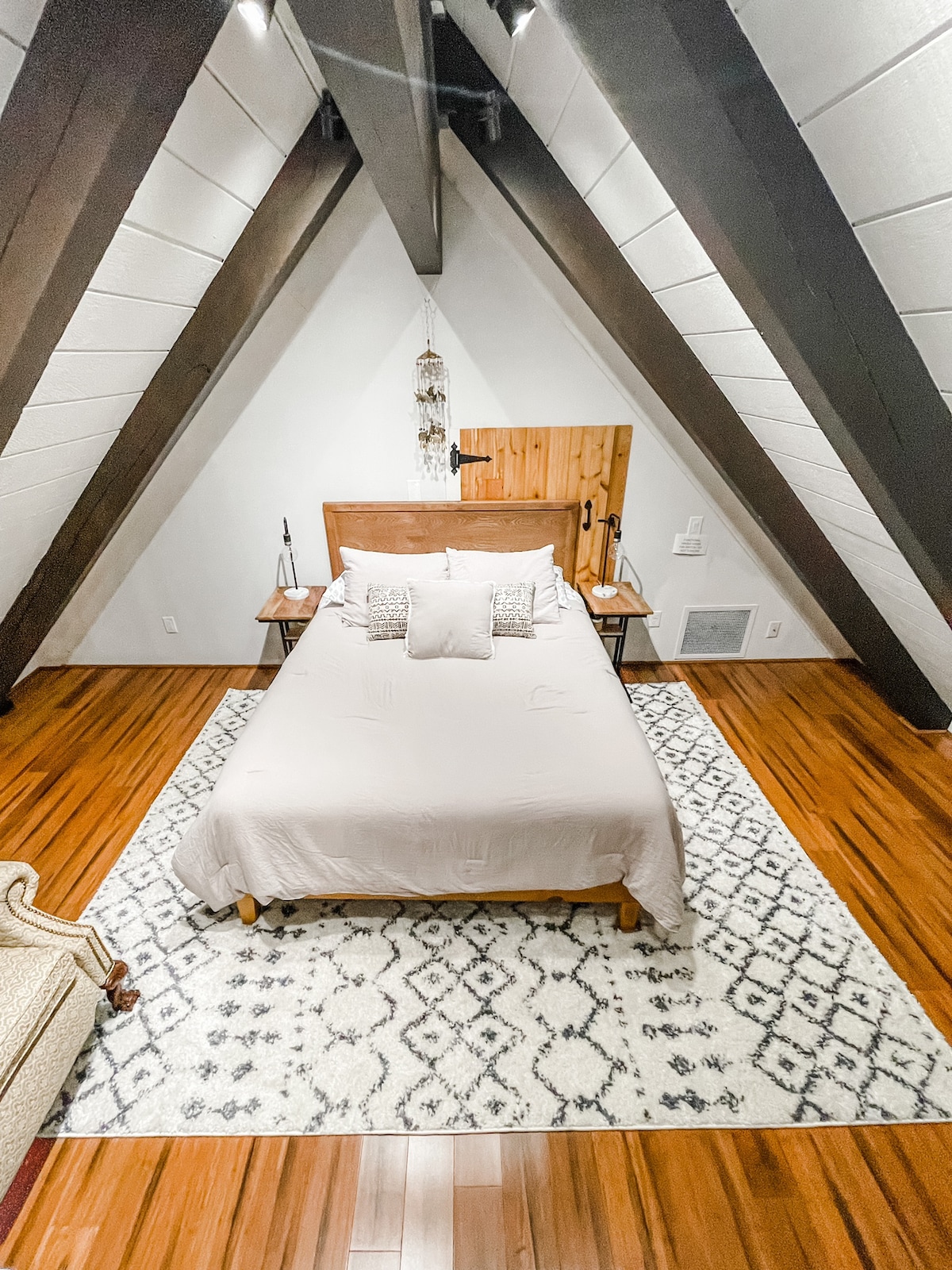 Spací loft na poschodí: veľká manželská posteľ