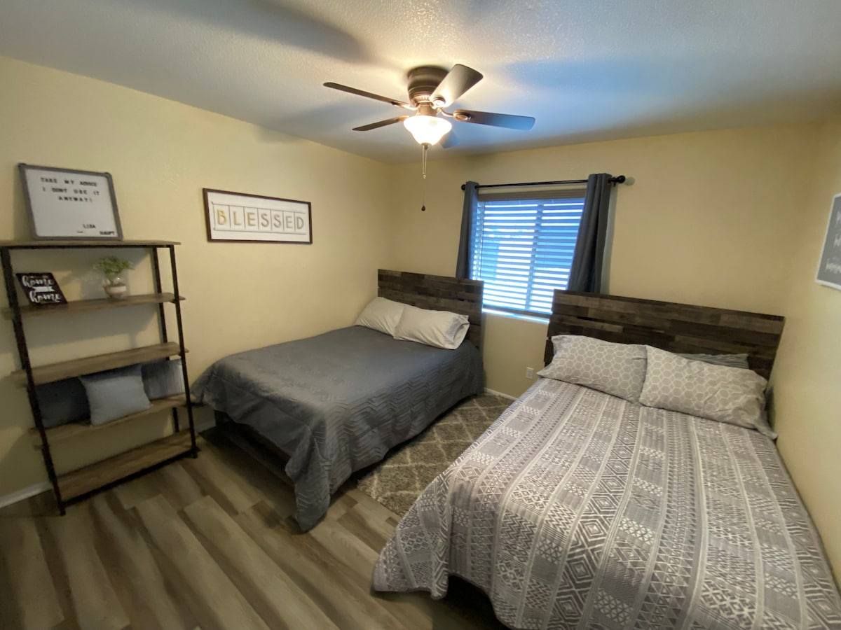 ห้องนอนผู้เข้าพักพร้อมเตียงขนาดใหญ่ 2 เตียง