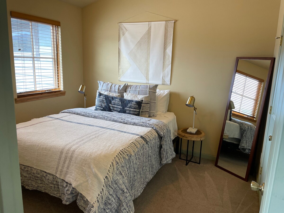 بعد ليلة حالمة من النوم ، استيقظ على الإطلالات على الجبال في إسفنج ميموري فائق الفخامة مقاس 14بوصة مع سرير مريح بحجم كوين