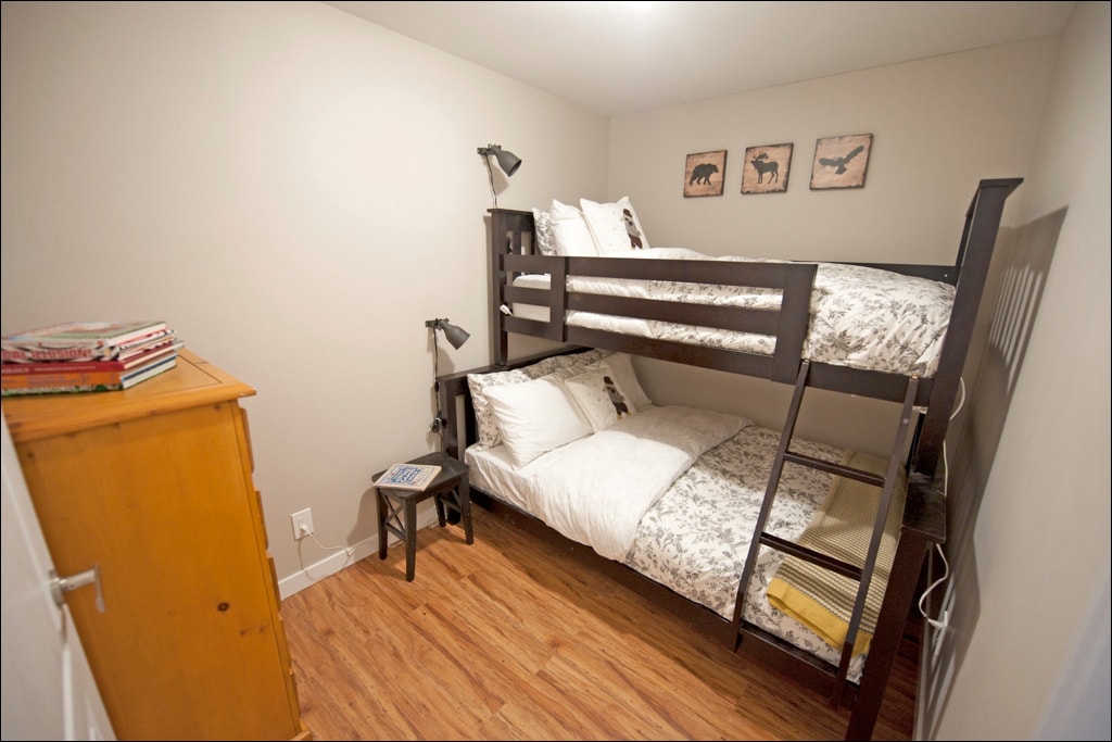 Втора спална соба (единечен над брачен кревет (широк 125 - 149 см)