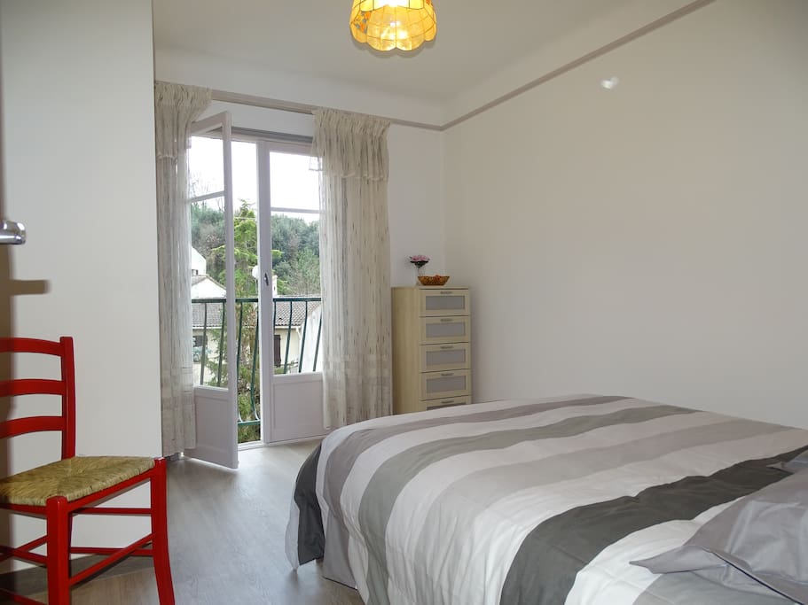 La chambre côté Sud avec lit deux places.