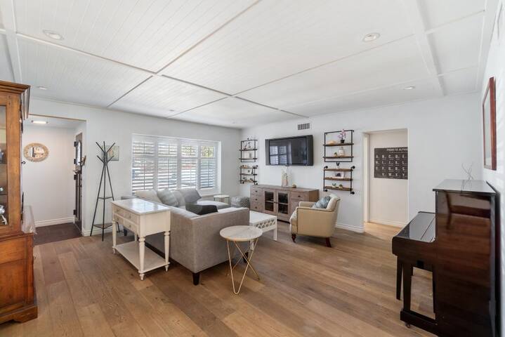 The Modern Cozy Beach House gallery image 5