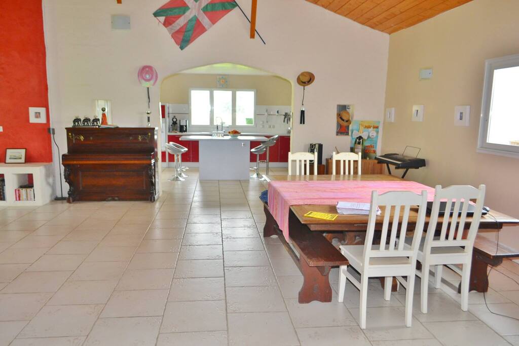 Salle à manger sur cuisine ouverte