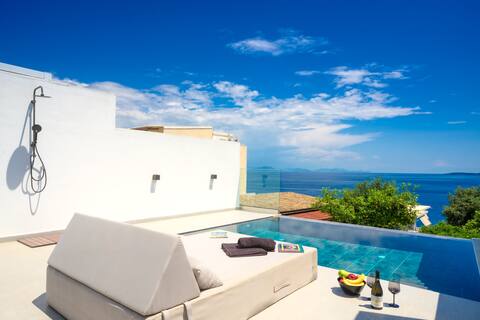 Akrogiali suite white with private swimming pool