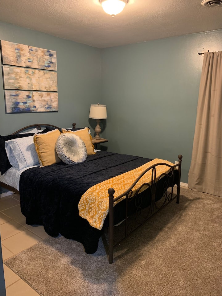 dormitorio con cama tamaño queen 