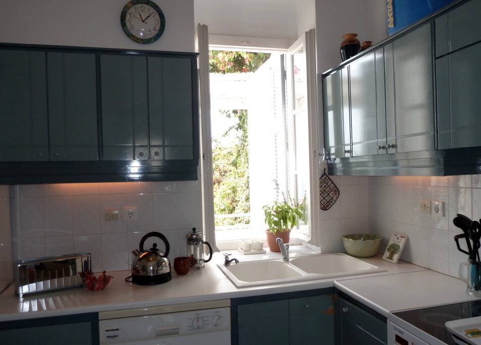 fully equipped kitchen