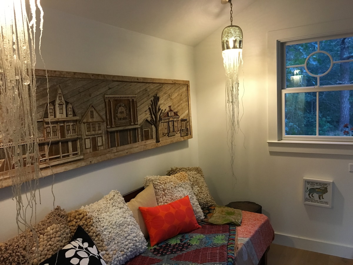 Popular Airbnb listing: The Huddle Hut—a sweet, neat esCAPE to Wellfleet in North Eastham