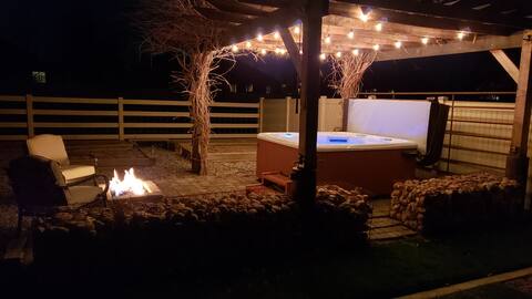 6 King Bedrooms, Sleeps 20, 8 Rooms, Bikes, HotTub