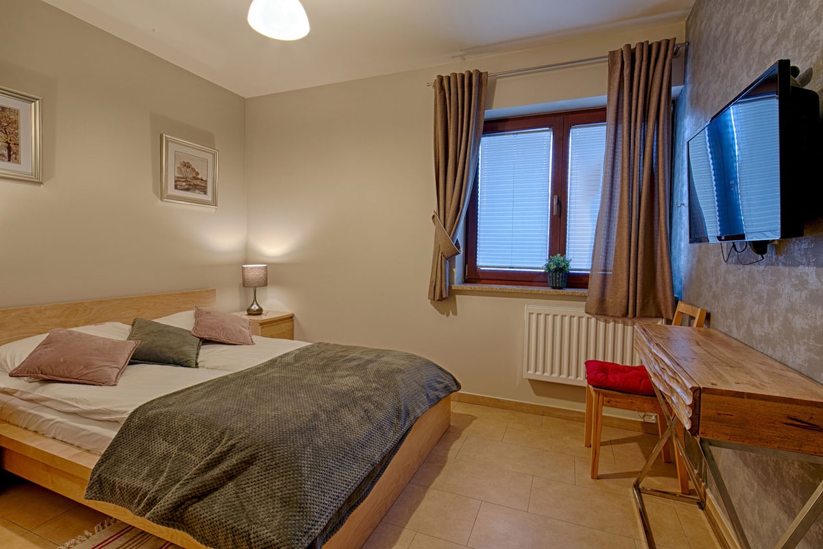 ห้องนอนที่มีเตียงคู่ขนาดใหญ่และสะดวกสบาย มีทีวีในห้องนอน 