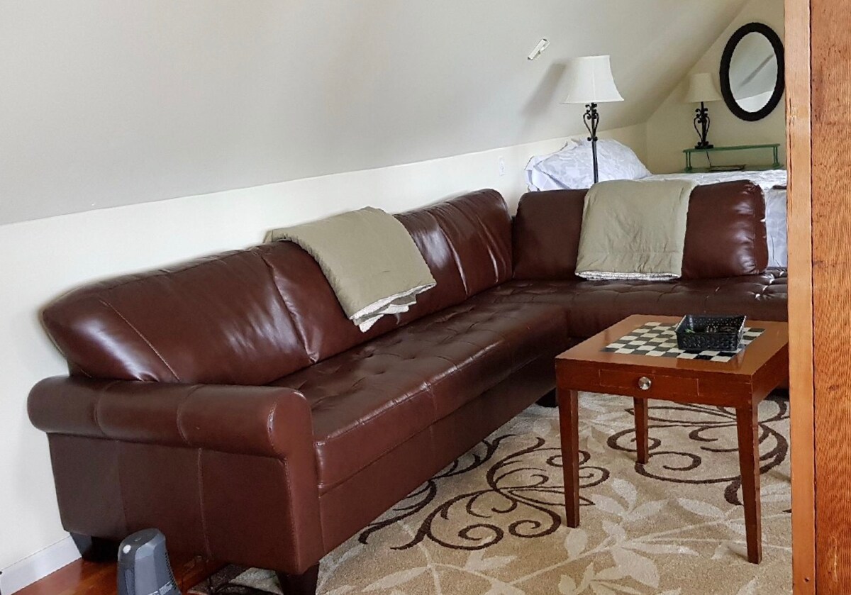 Შეკრების ადგილი თამაშებისთვის, ფილმების ყურებისთვის, საუბრისა და დასვენებისთვის. 
Ასევე, შესაძლებელია ორი მცირე ზომის დივნის განთავსება დასაძინებლად. 