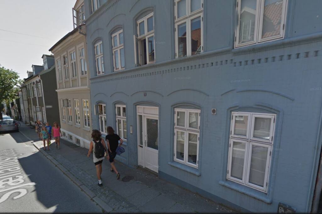 Billede af gaden foran huset