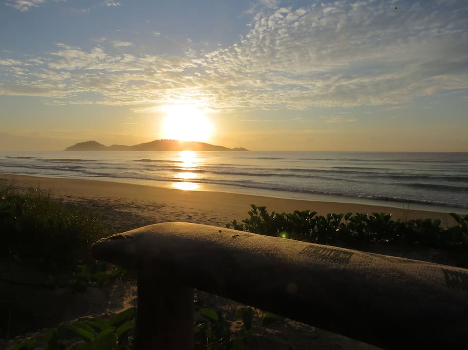 Praia a 300 metros da casa