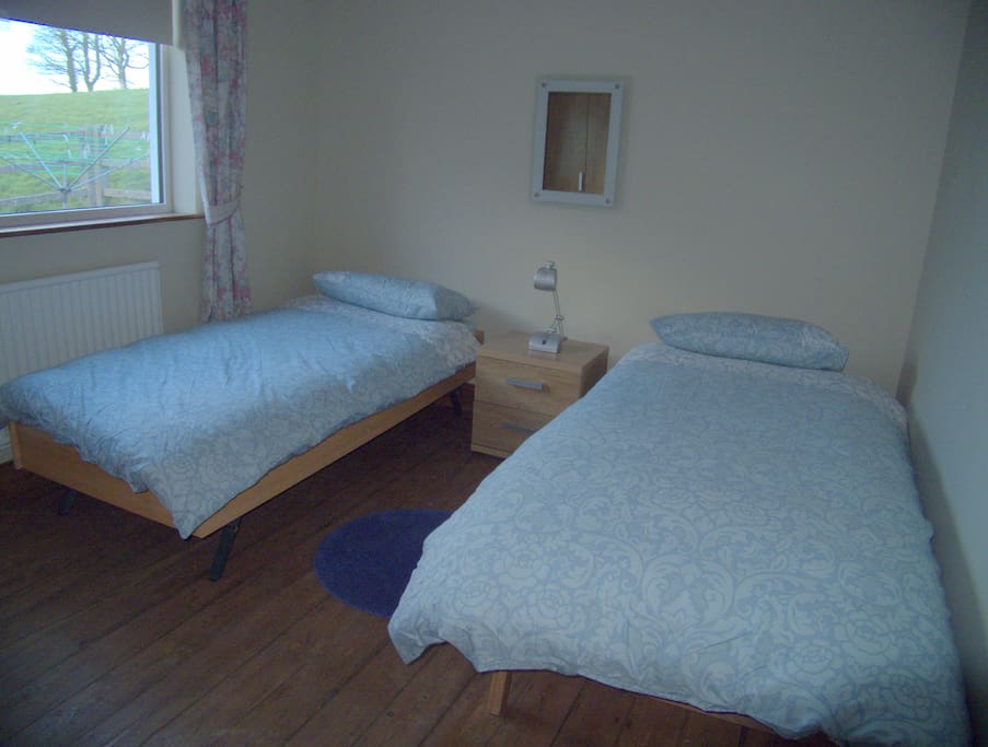 Bedroom 2 : 2 single beds