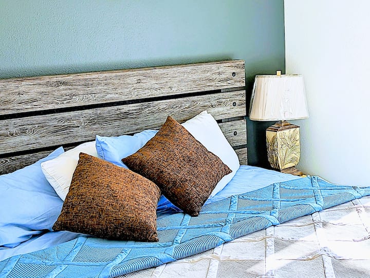 4号卧室配备加大双人床、枕头和床头柜，可放置手机使用。