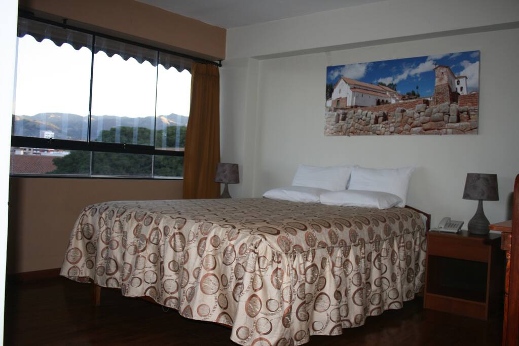 habitacion con cama matrimonial y baño privado, con buena vista