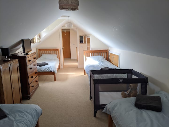 Dhoma e gjumit nr. 4: Fjetore me 4 krevate tek dhe krevat udhëtimi. 