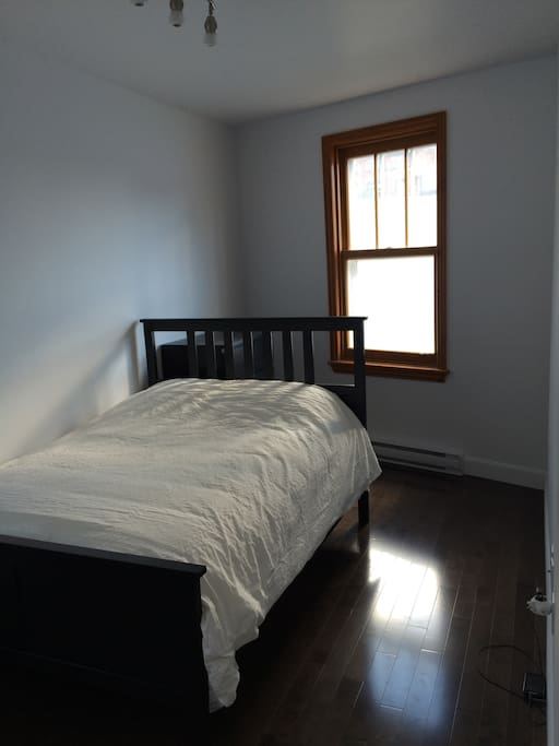 Chambre principale lit double avec commode et garde-robe