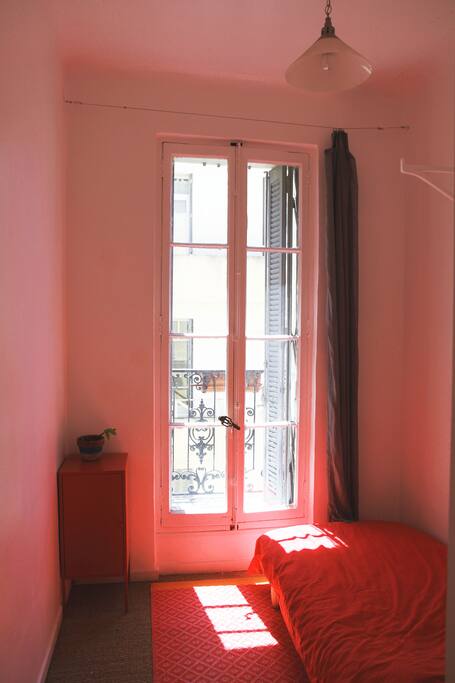 petite chambre, lit simple, bureau étagère et rangement coté sur