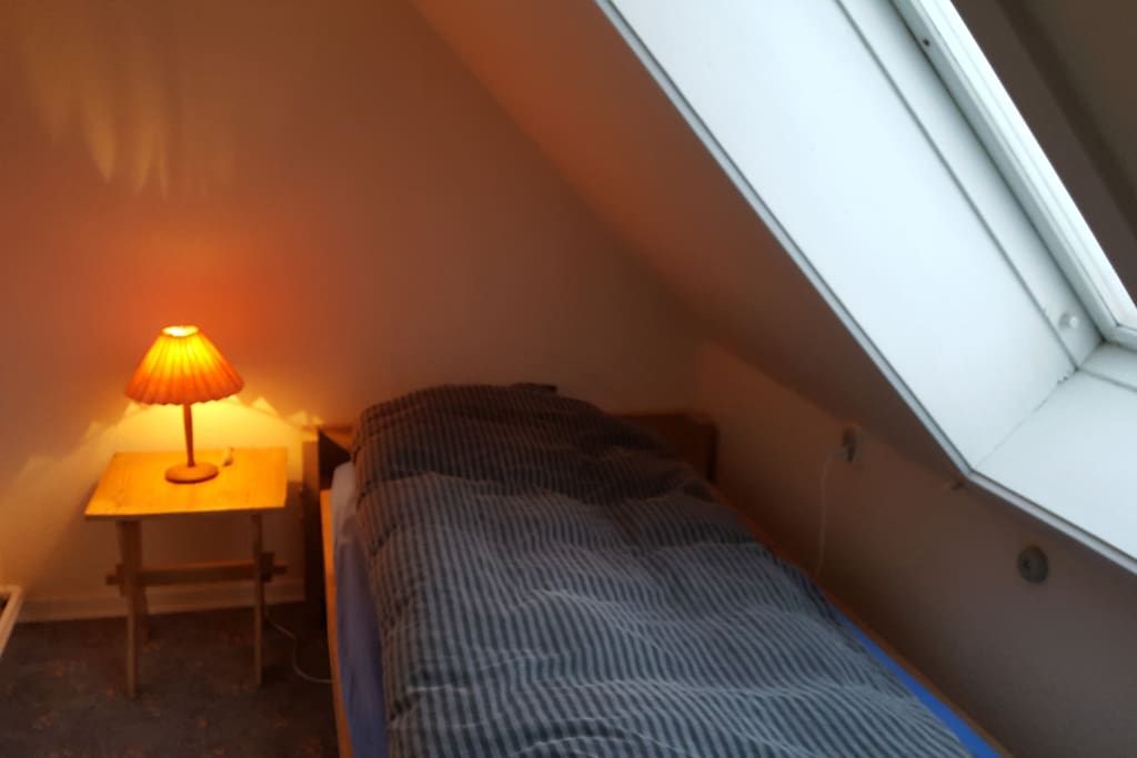 Enkeltseng i lille værelse