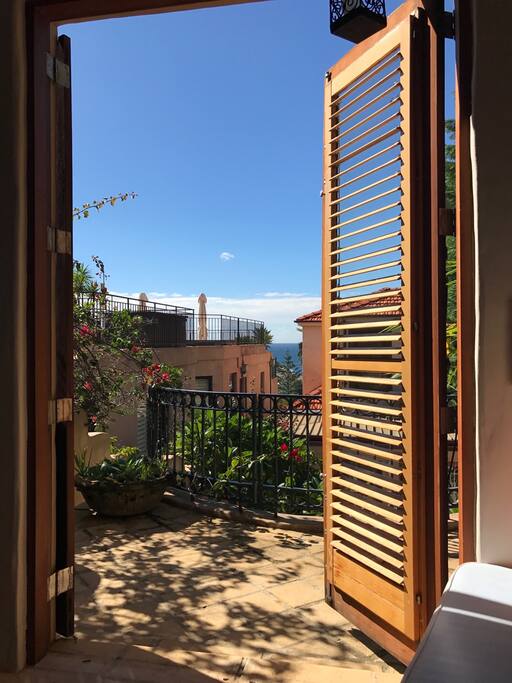 Private balcony with Ocean glimses and 3 min walk to Tamarama Beach