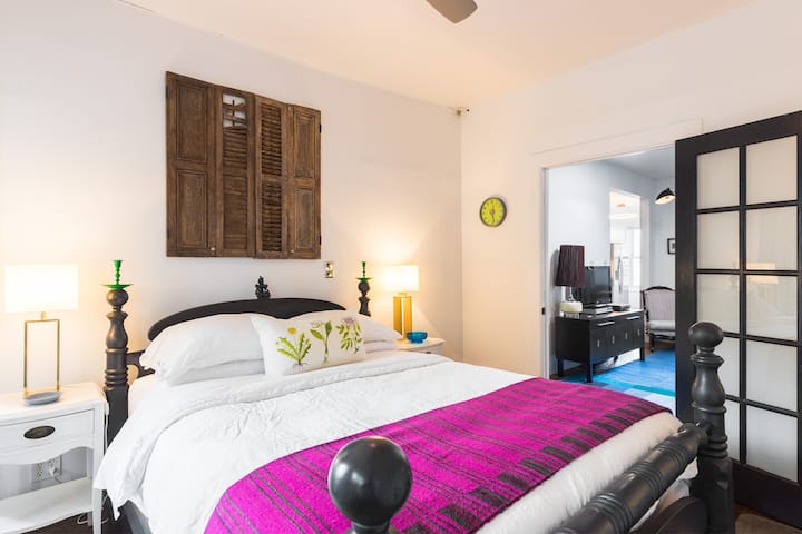 Френската врата има матирани стъкла за уединение