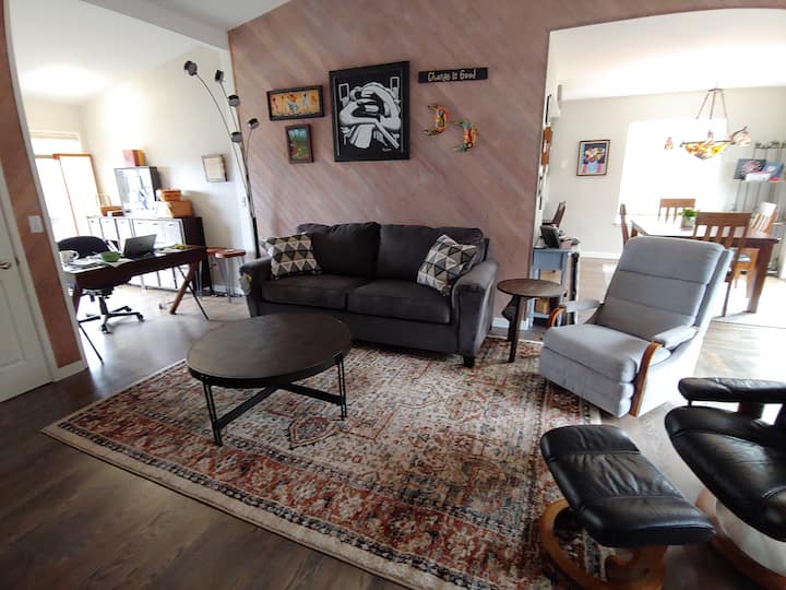 منطقة معيشة في الطابق العلوي وزاوية مكتب.