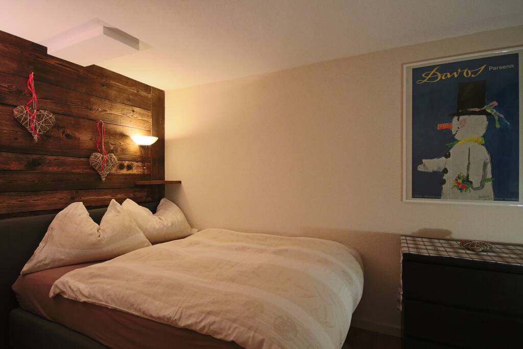 Schlafzimmer mit Boxspringbett