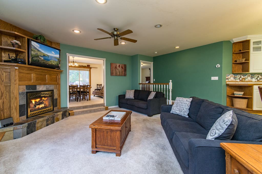 There's a mountain lodge feel to the living room, where 2 cozy couches seat 6.