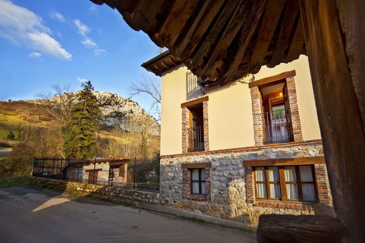 Top Airbnb: THE INDIANA HOUSE IN THE PEAKS OF EUROPE in Cabrales