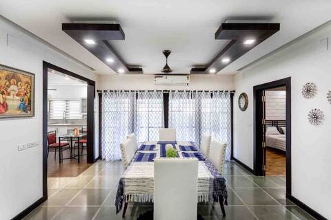 Charming 5-Bedroom Home near Panampalli Nagar