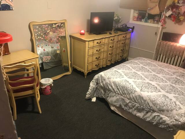 Cozy bedroom, walking distance to Stewart Airport
