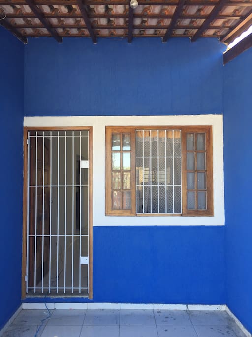 Todas janelas e portão protegidas por grade. Segurança na Blue House.