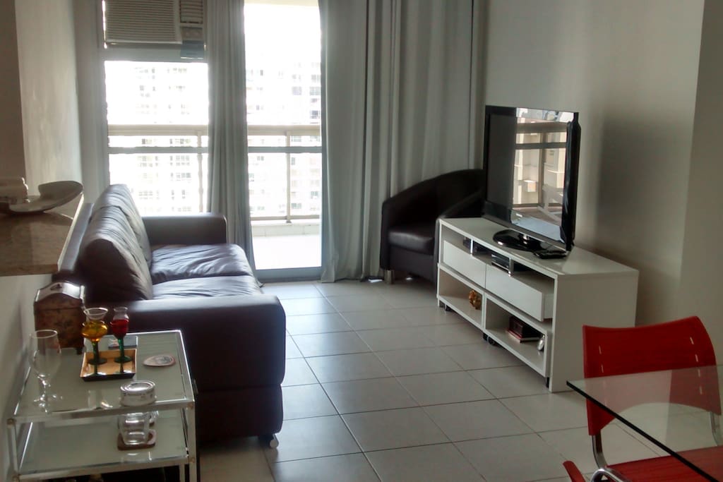 Sala arejada e confortavel