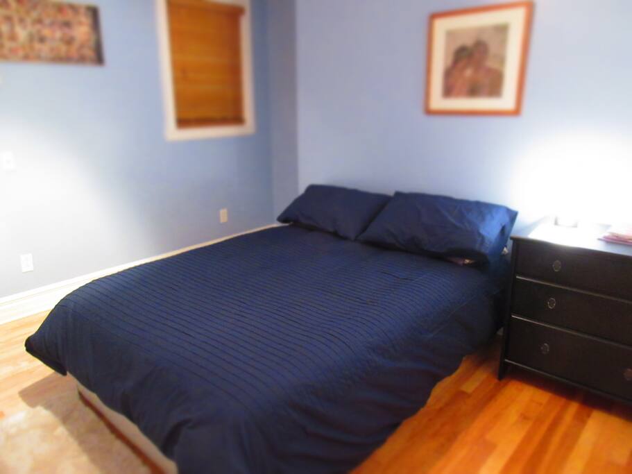 Chambre spacieuse et lit douillet.