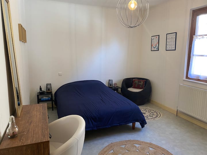 ห้องนอน 1
โต๊ะพร้อม Wi-Fi ที่รวดเร็ว