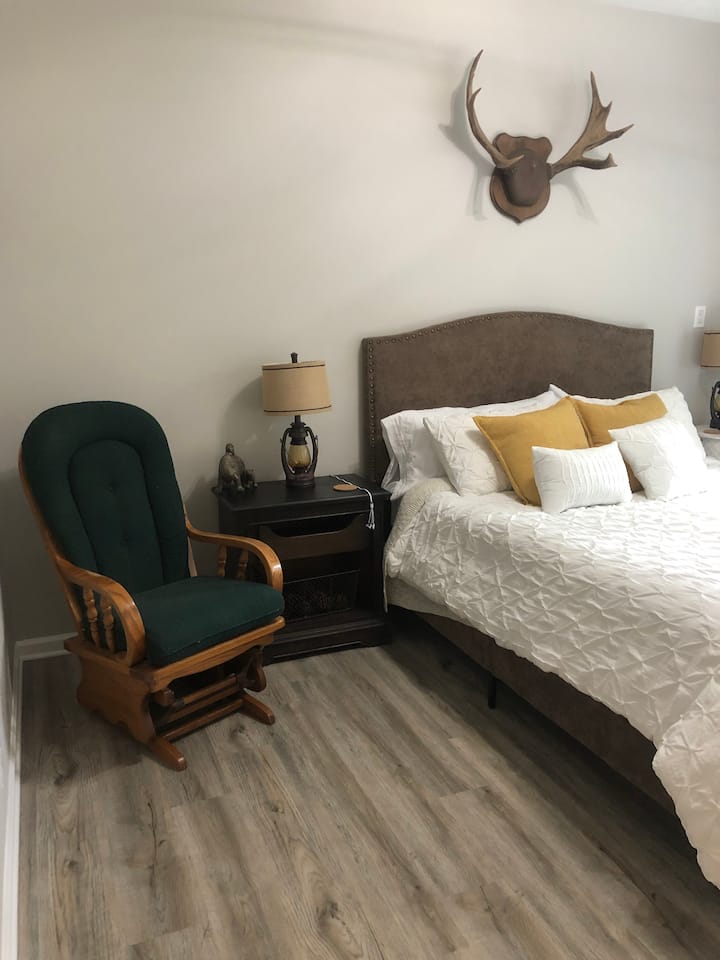 الغرفة 4
مزينة بشكل جميل! نحن نحب أن نطلق عليها اسم في البرية. يأتي مجهزًا بتلفزيون ذكي وأرواب حمام ومناشف ومروحة ومحطة شحن لأي نوع من أنواع الهواتف. 