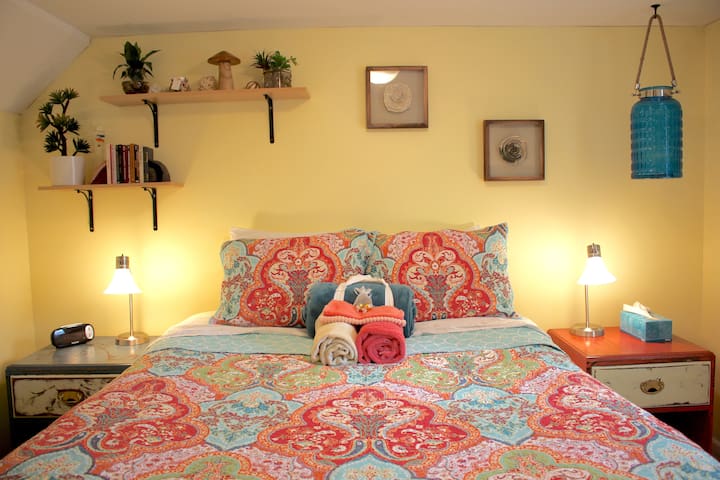 Cozy BOHO Cottage 6 MIN From DWNTWN (Private 1/1)
