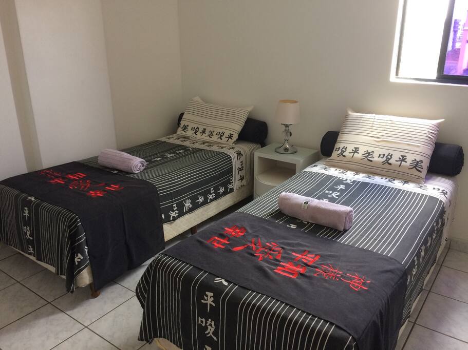 Quarto com 2 camas de solteiro