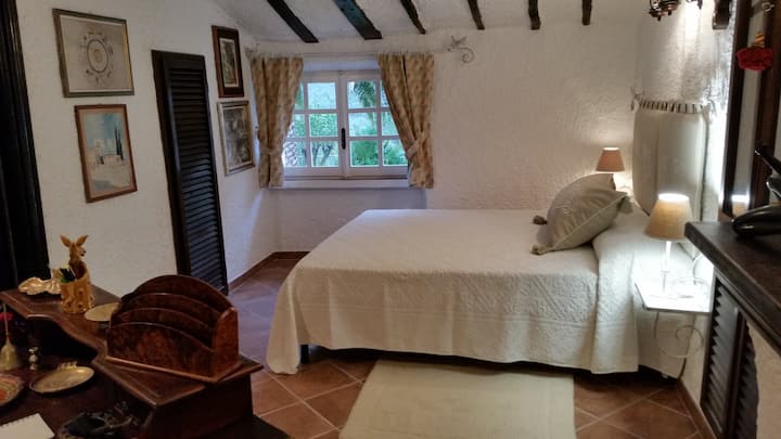 chumba cha kulala mara mbili na dawati na meko