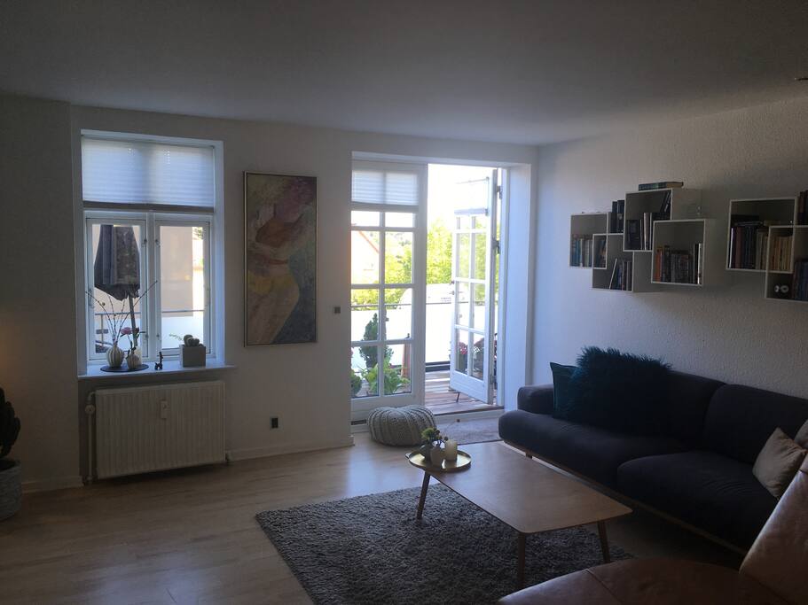 Stue med adgang til stor terrasse