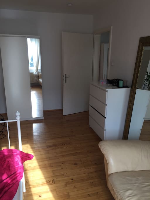 Mit Schrank und Kommode