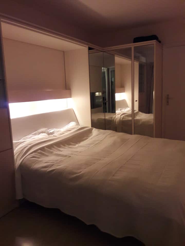 Chumba cha kulala kina kitanda chenye urefu wa sentimita 160. Kitanda kinaweza kukunjwa, kwenye kabati ikiwa unataka. Ni vizuri kuwa na nafasi ya WARDROBE, rafu zote mbili na kutundika nguo. 