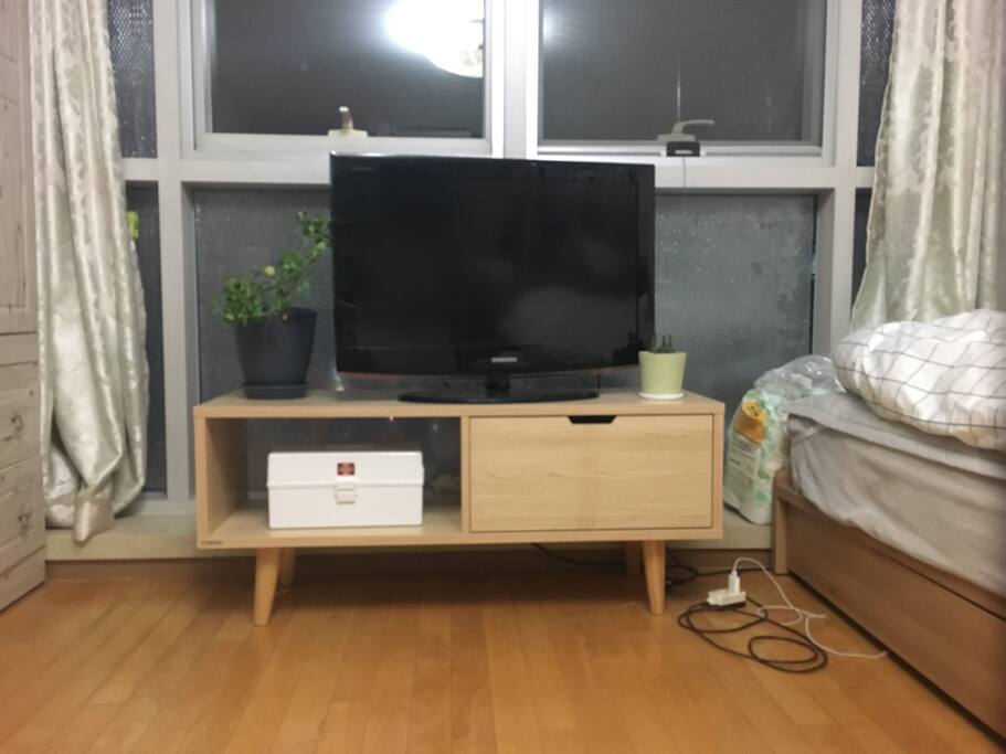 침대에 누워 야경과 함께 티비 시청 가능