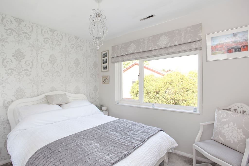 Guests' Bedroom - modern, light and airy