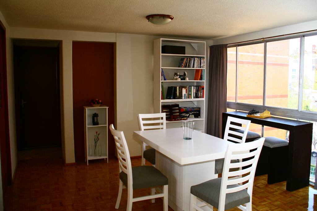 Comedor / Dinning room
Mesa para 4, barra para 2, películas, juegos de mesa, librero