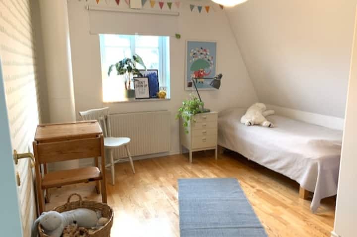 
חדר שינה עם מיטת יחיד