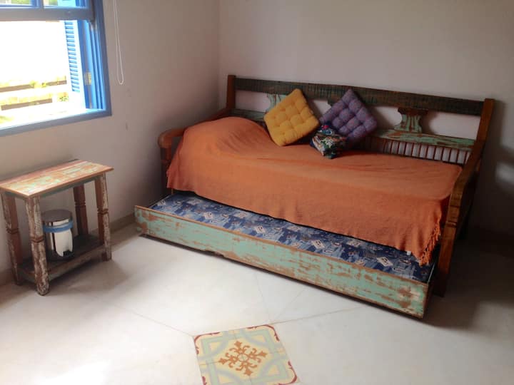 Dormitorio 1 con 2 camas y aire acondicionado