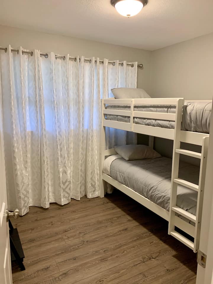 Ორადგილიანი ორსართულიანი საწოლები (150 ფუნტი წონის ლიმიტი) 