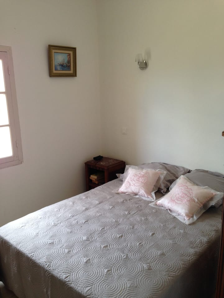 غرفة النوم الأولى في الطابق الأول