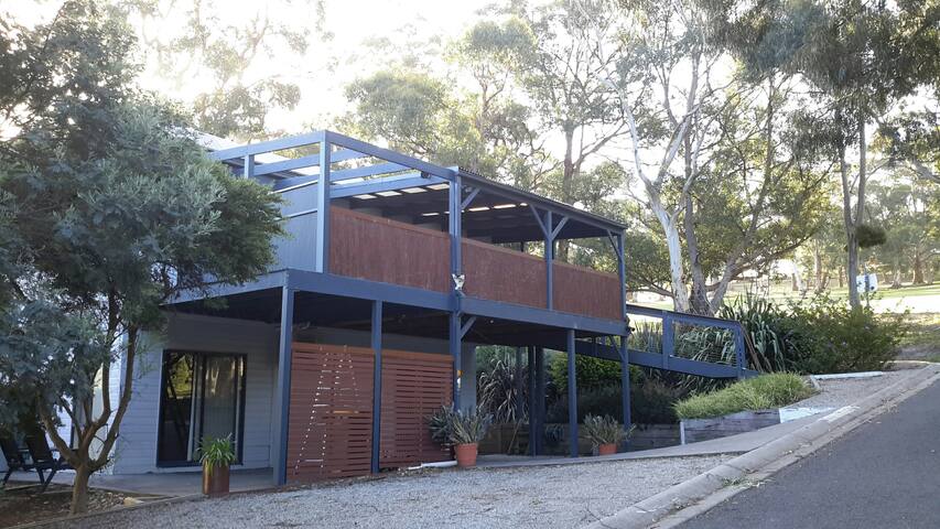 Lorne Holiday House, has Foxtel with Sport.